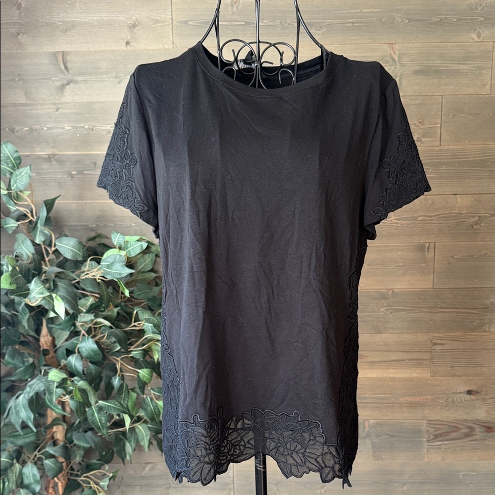 White House, black market, embroidered lace tee